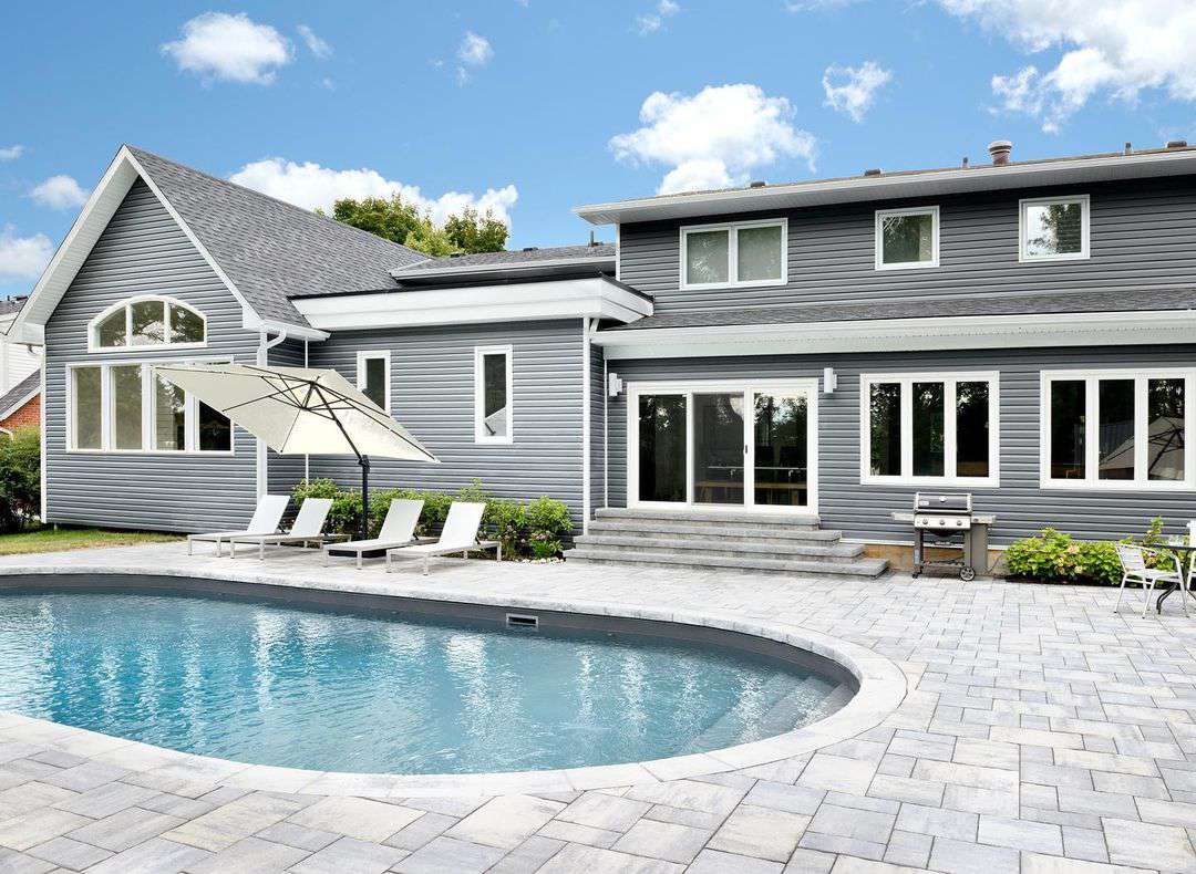 水池与灰色的石头在它周围