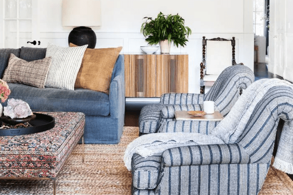 客厅配有天然编织地毯和蓝色扶手椅