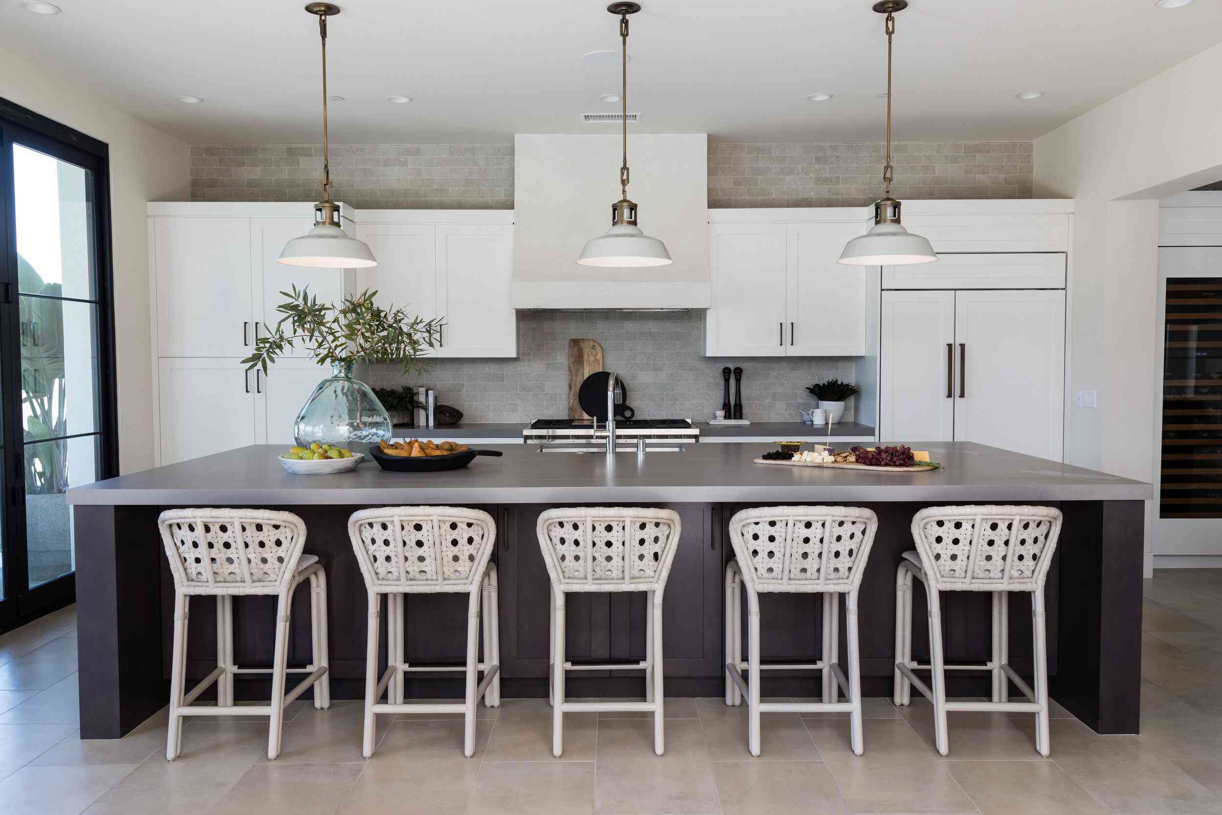 厨房配有灰色的背板，灰色台面和木炭橱柜