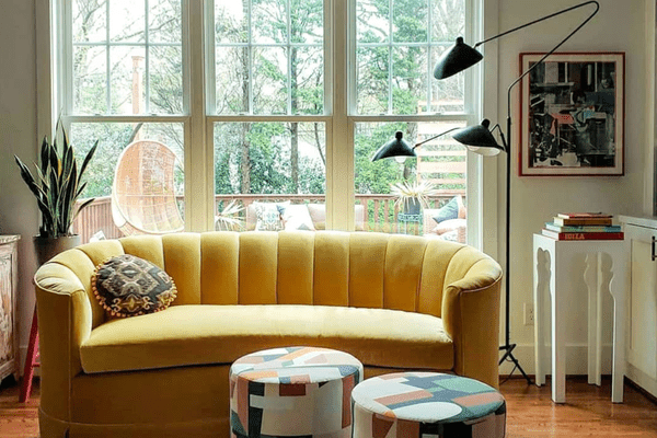 黄色簇绒沙发。