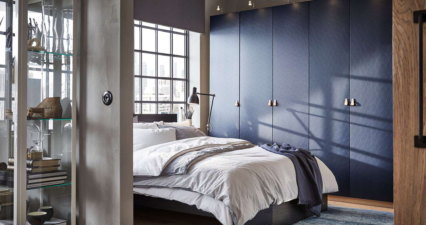 极简主义卧室与蓝色和灰色的口音