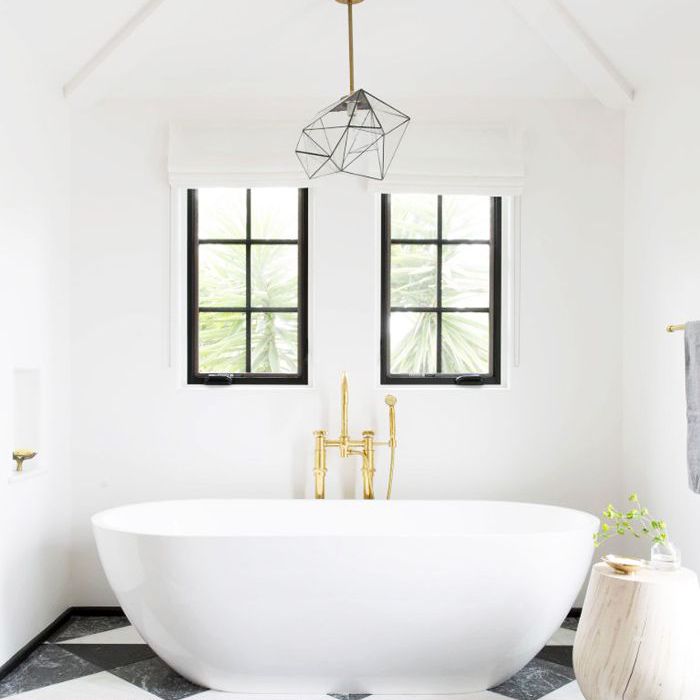 带有独立浴缸的极简主义浴室