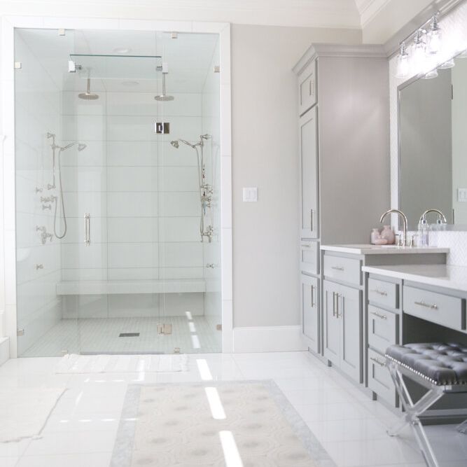 浴室带灰色大虚荣