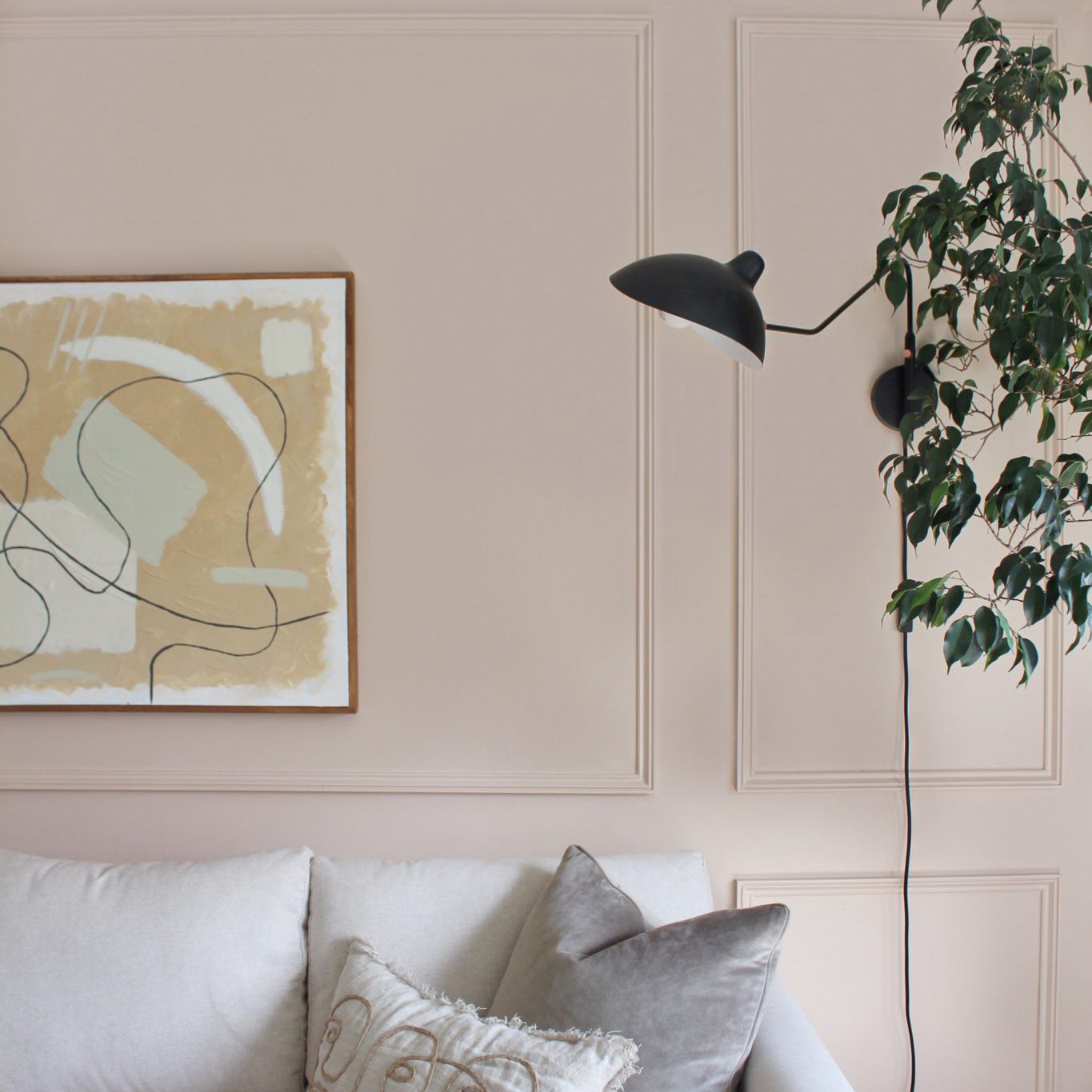 有白色沙发的桃红色客厅。