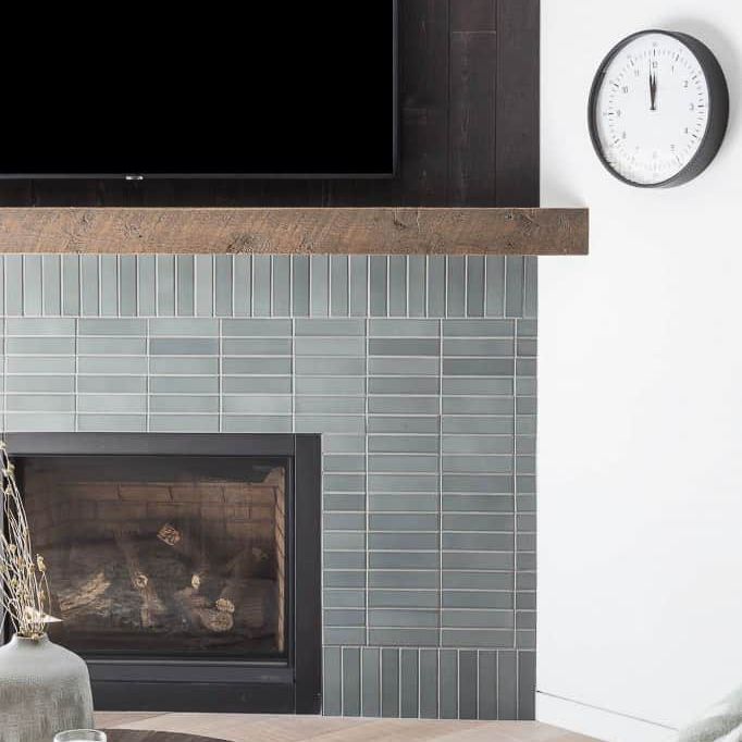 一个平板电视，它被偷偷地展示在双色墙的黑色部分