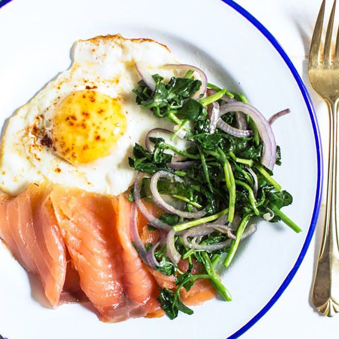 松露油鸡蛋，绿色蔬菜和熏鲑鱼