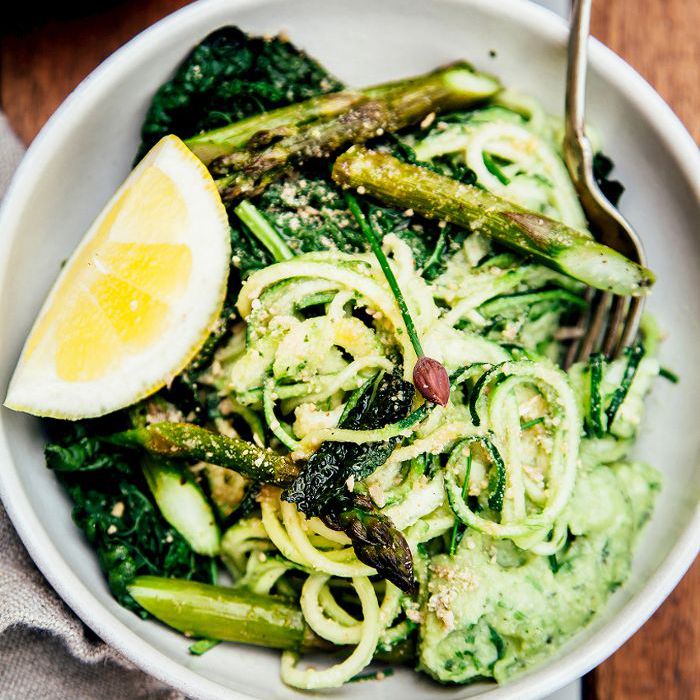 奶油状的zoodles，作为无碳水化合物的意大利面替代品。“class=