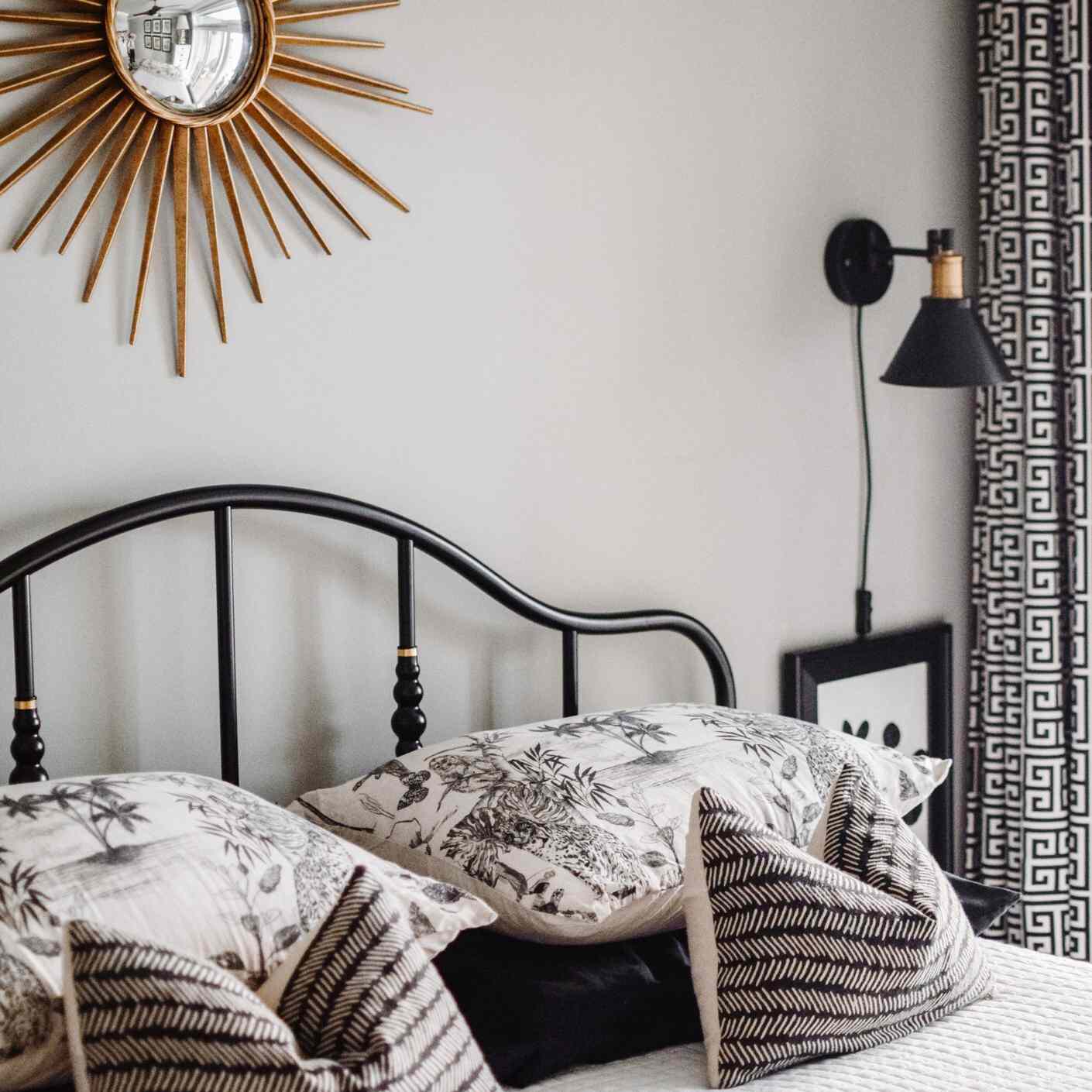 黑白相间的床，上面挂着一面大太阳镜。