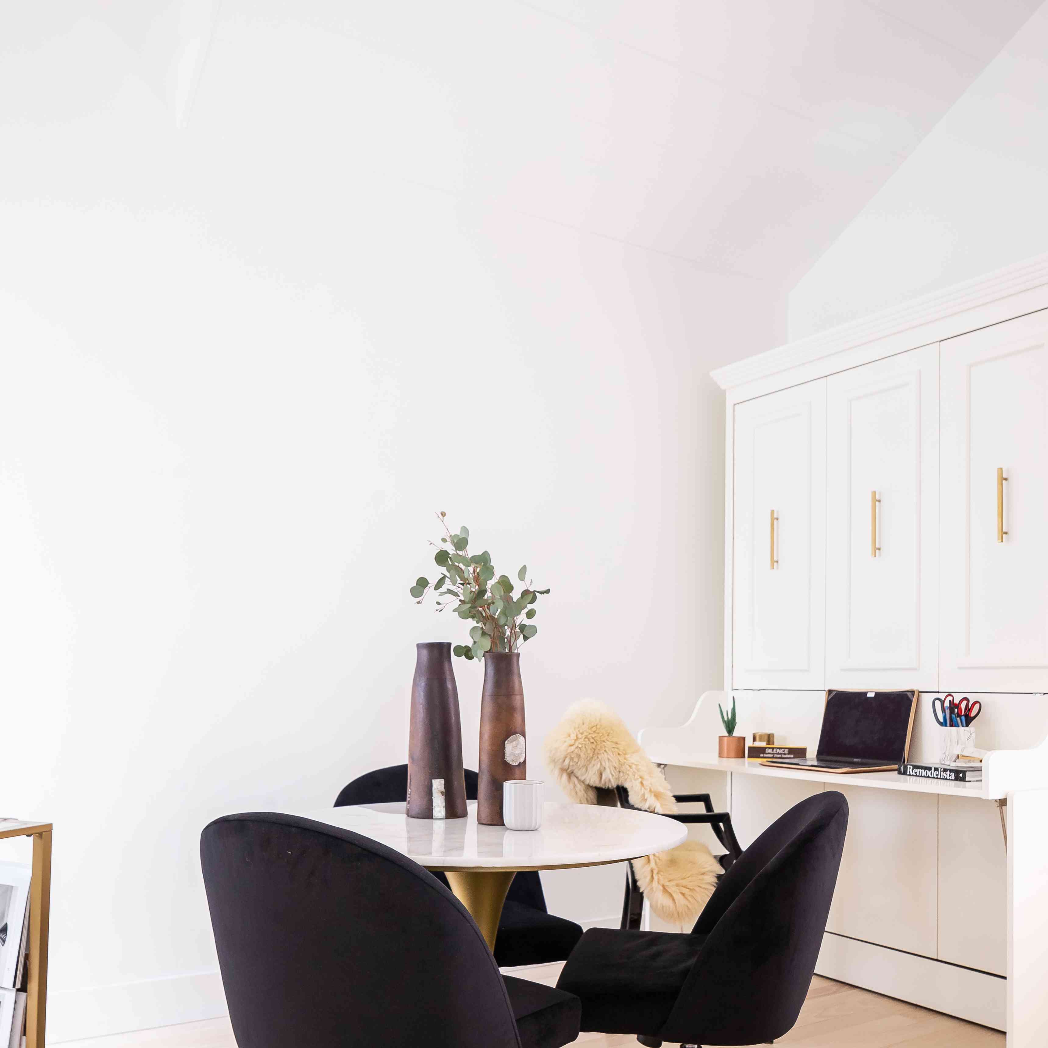 简单的办公空间与黑色的滚动椅子。