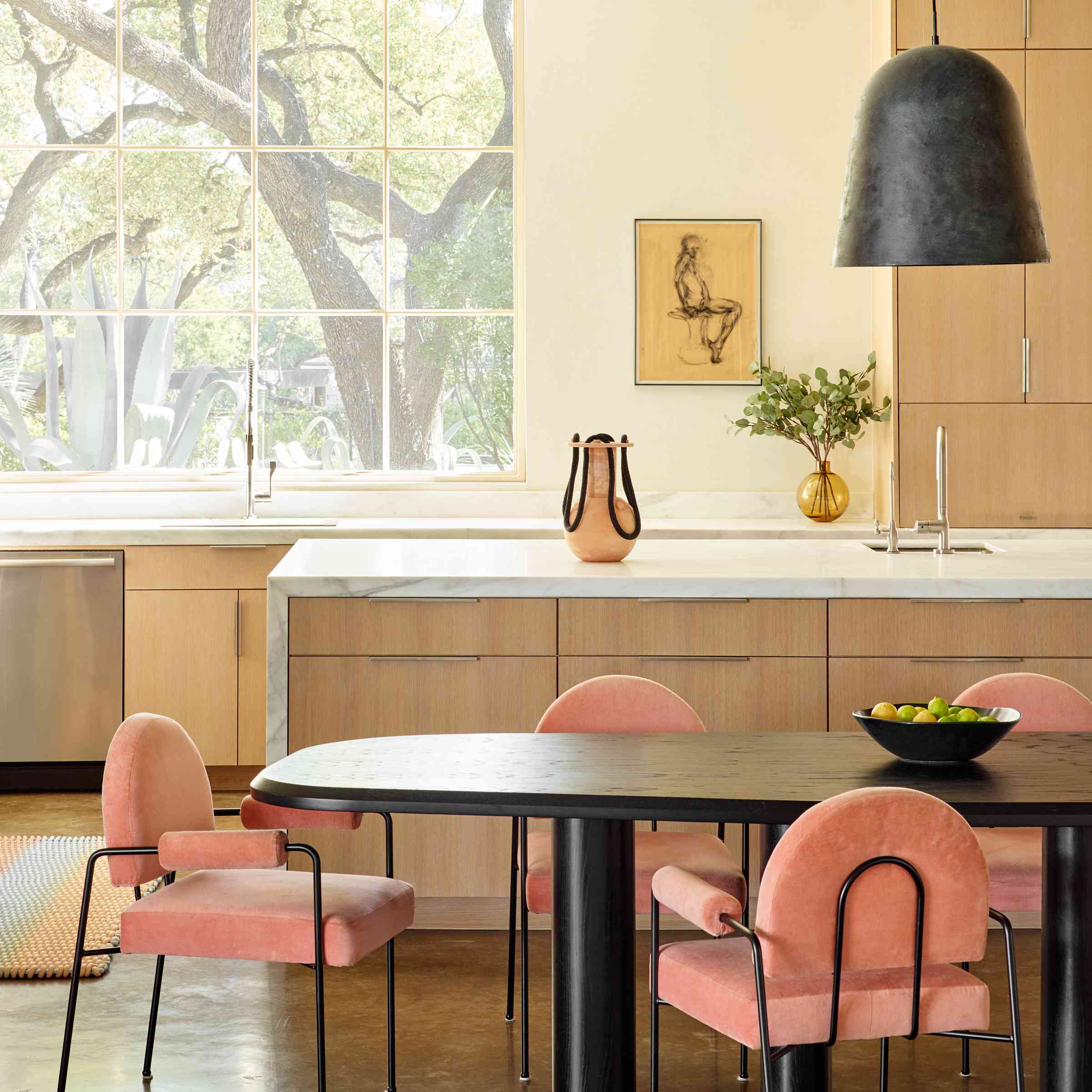 厨房用桌子与现代吊灯在它上面。