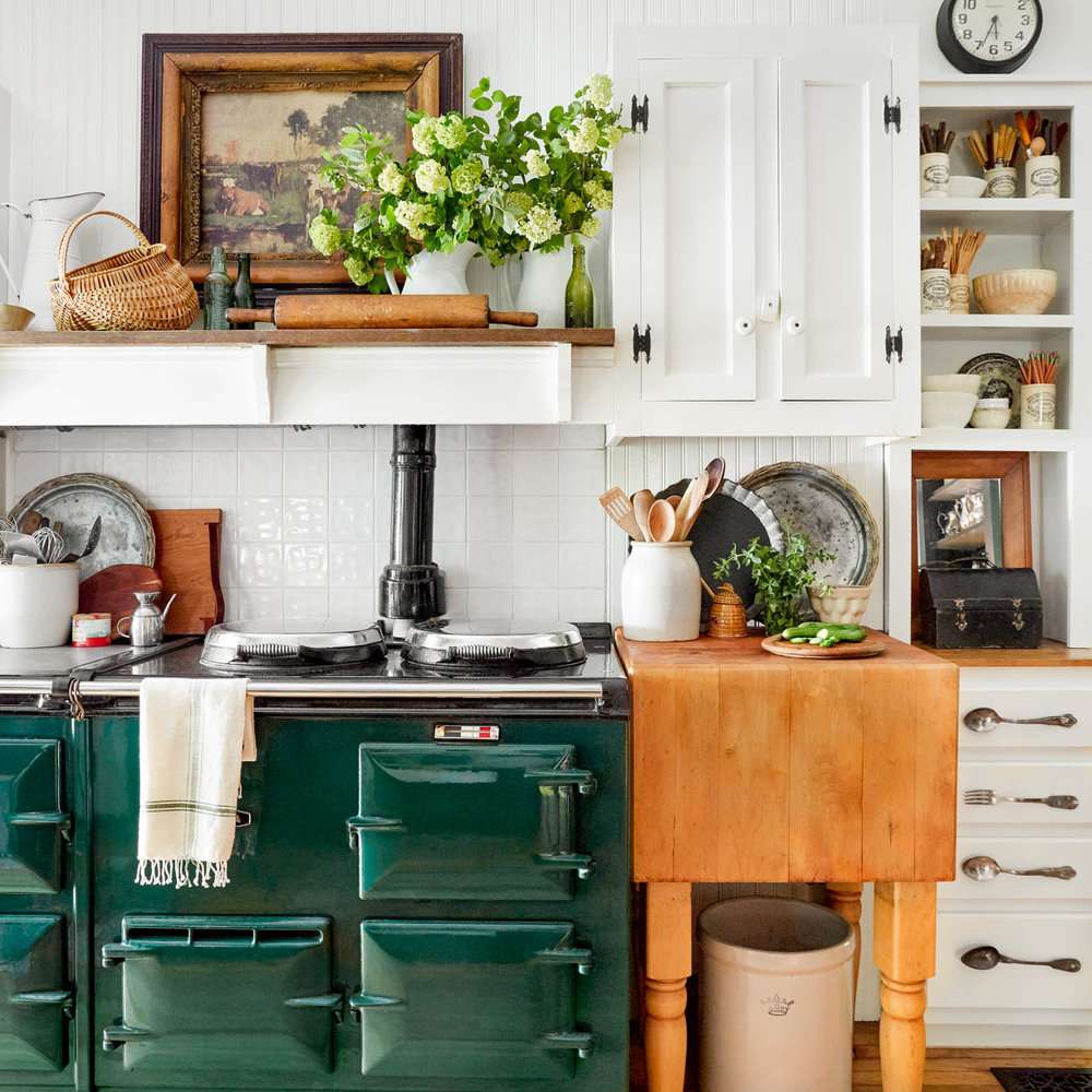 带有充满活力的绿色家电的厨房