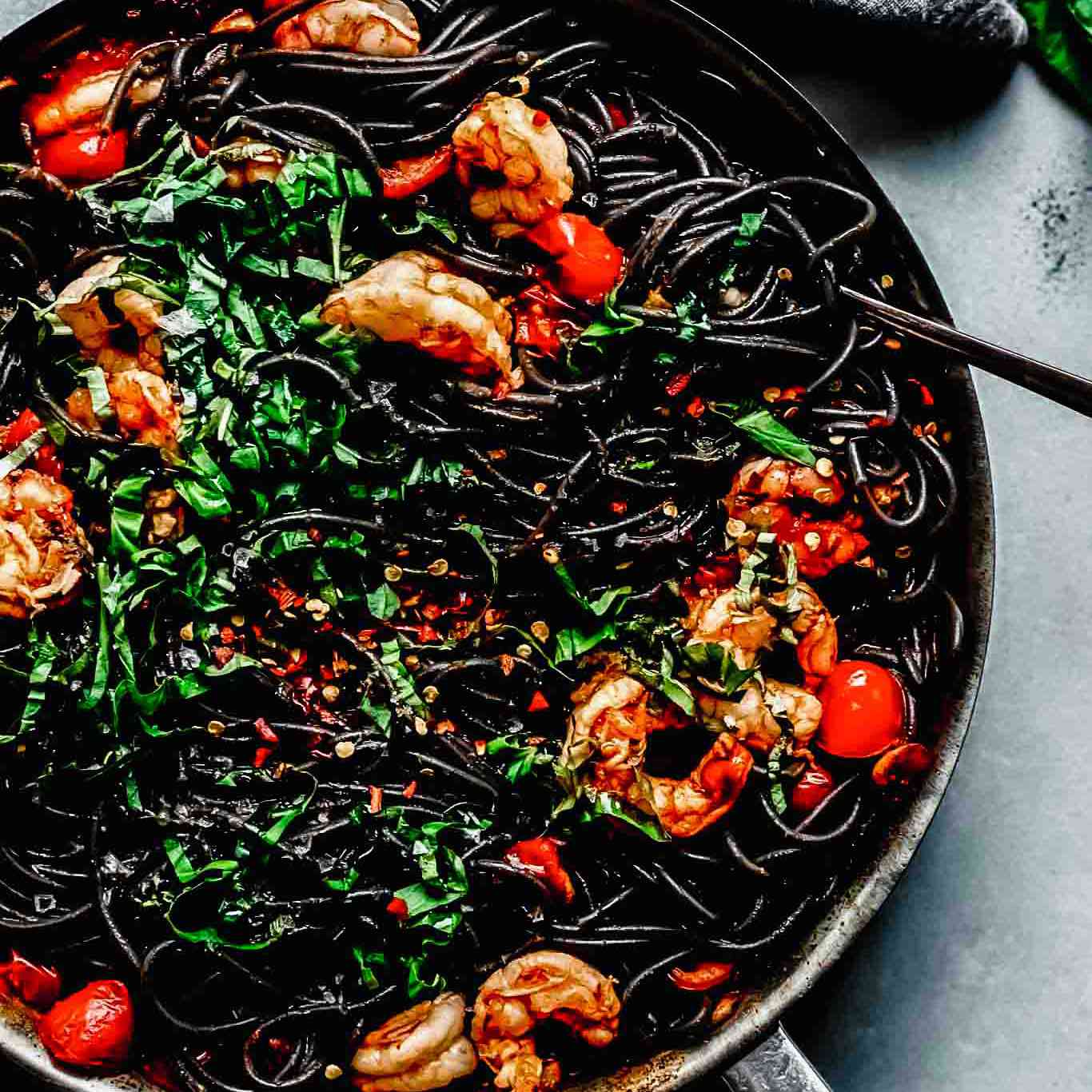 鱿鱼墨水用虾和樱桃西红柿