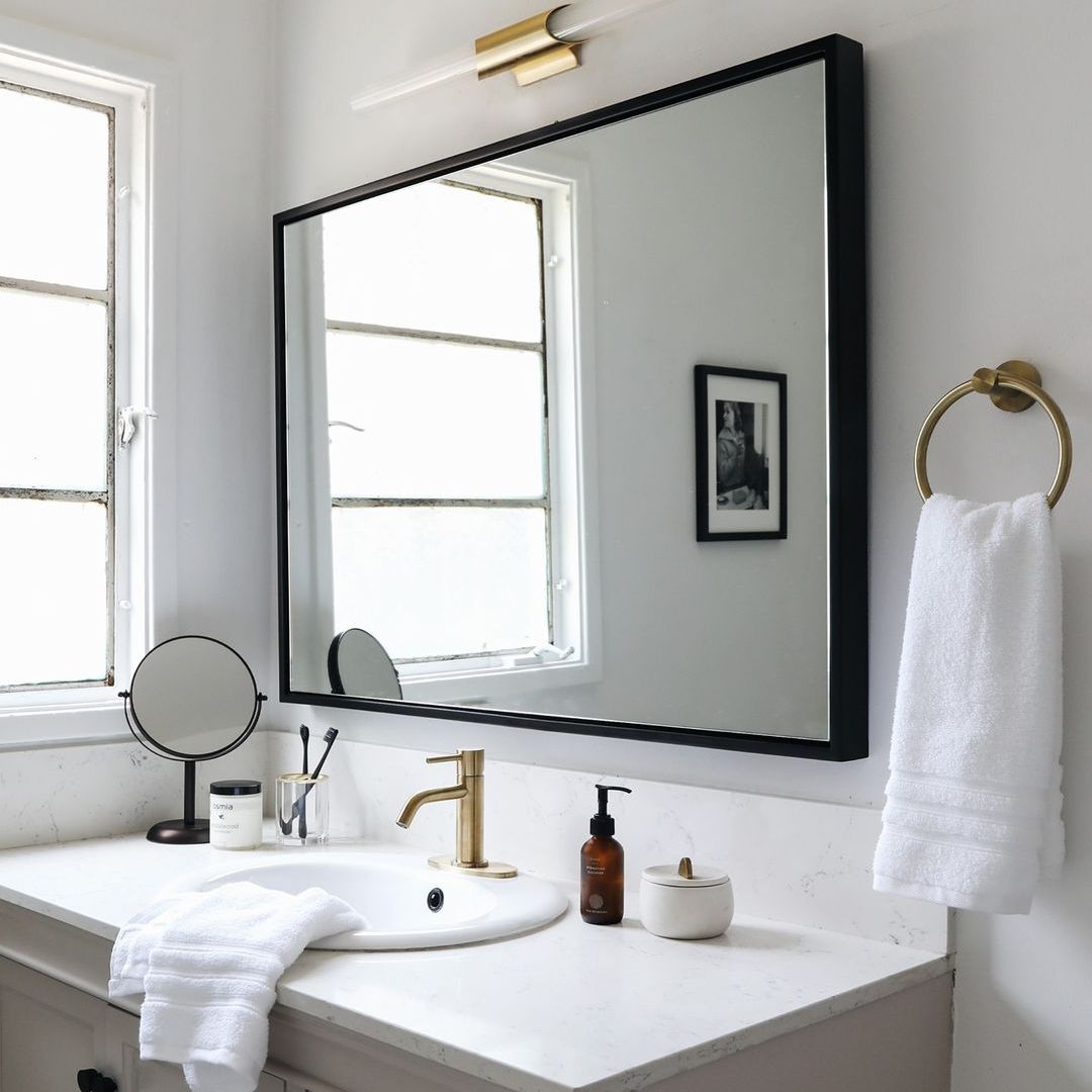 浴室里的黑色镜子