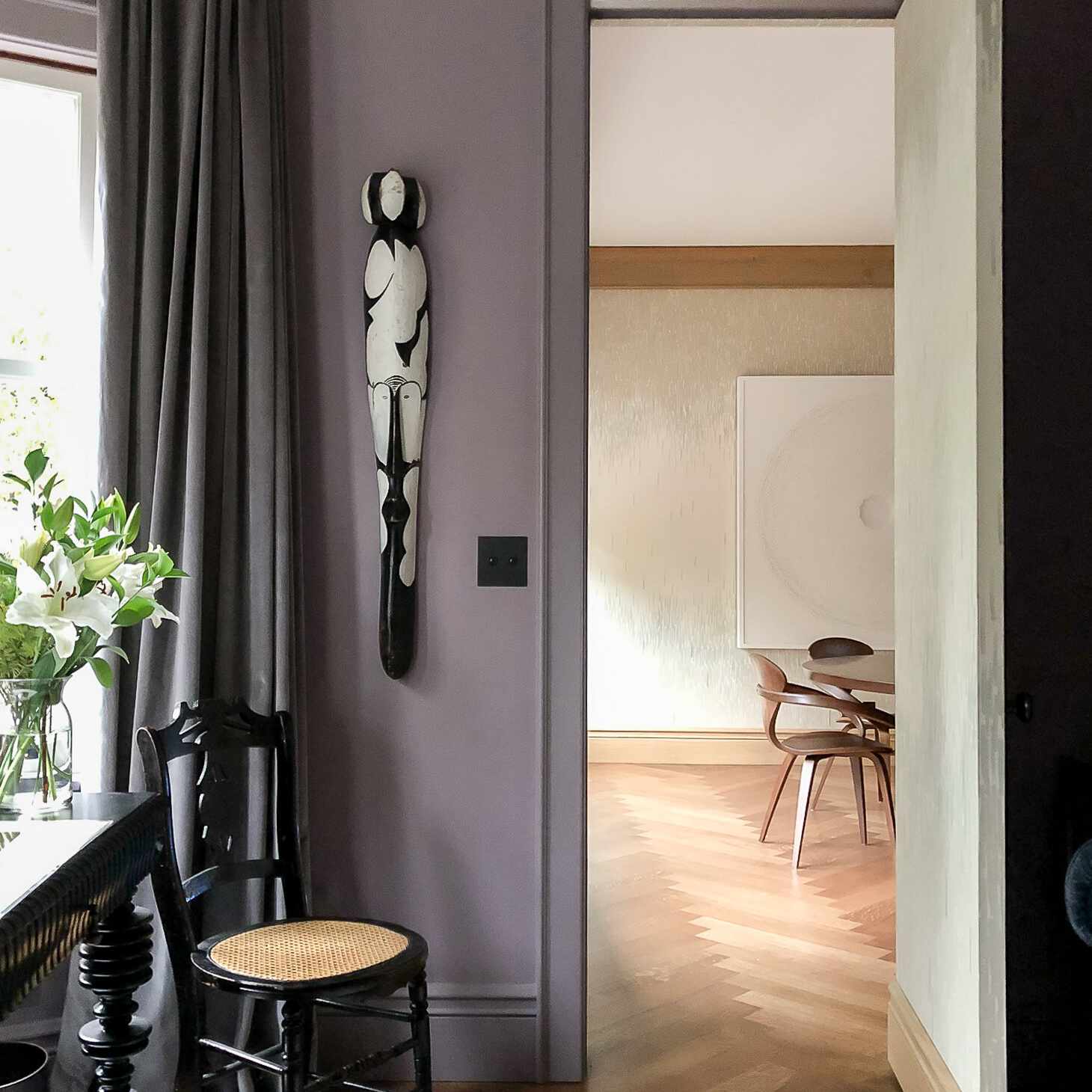 紫色灰色墙壁的房间