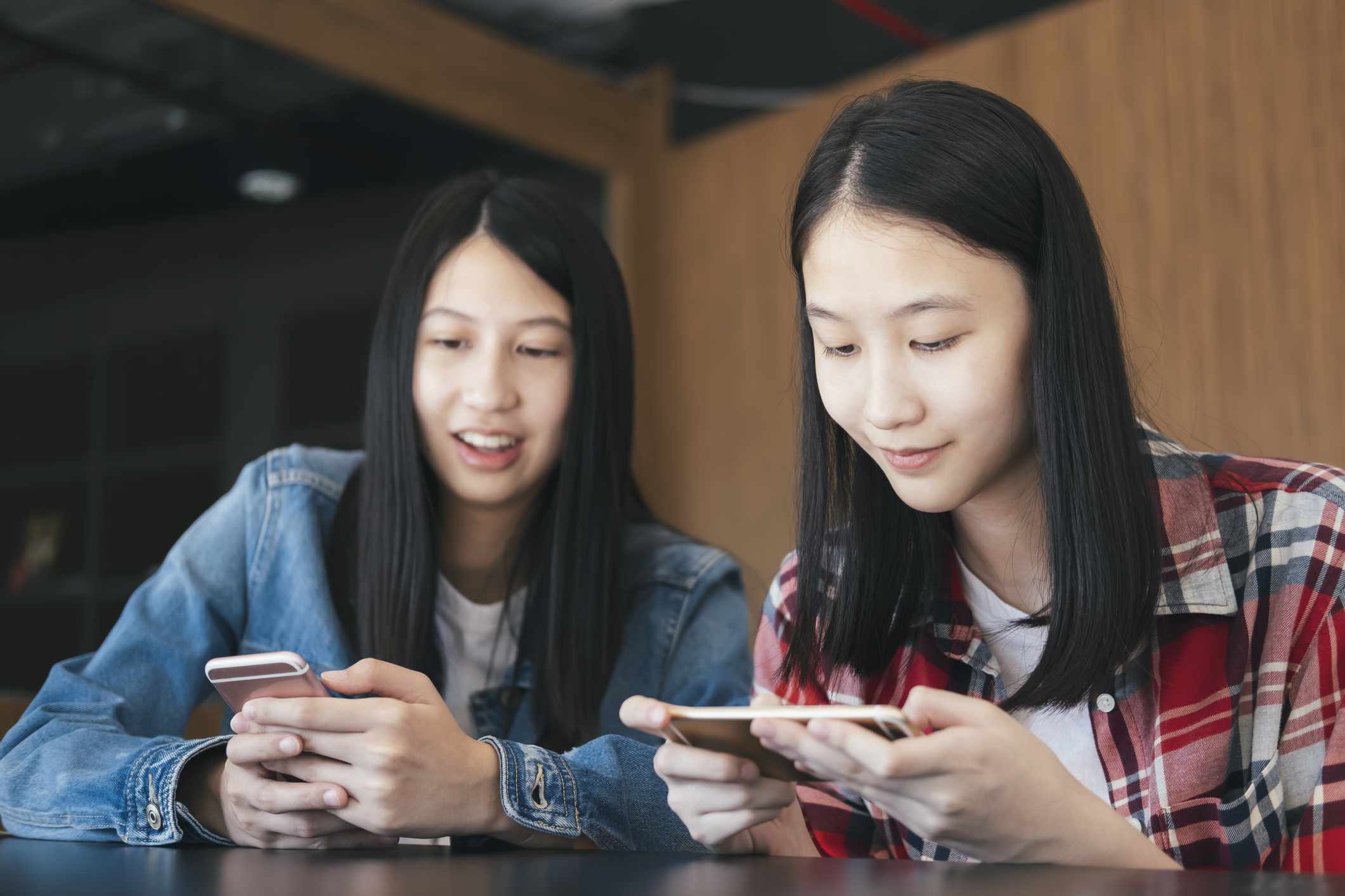 女人看智能手机。