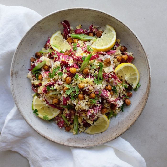 菜花沙拉配烤鹰嘴豆、菊苣和山萝卜