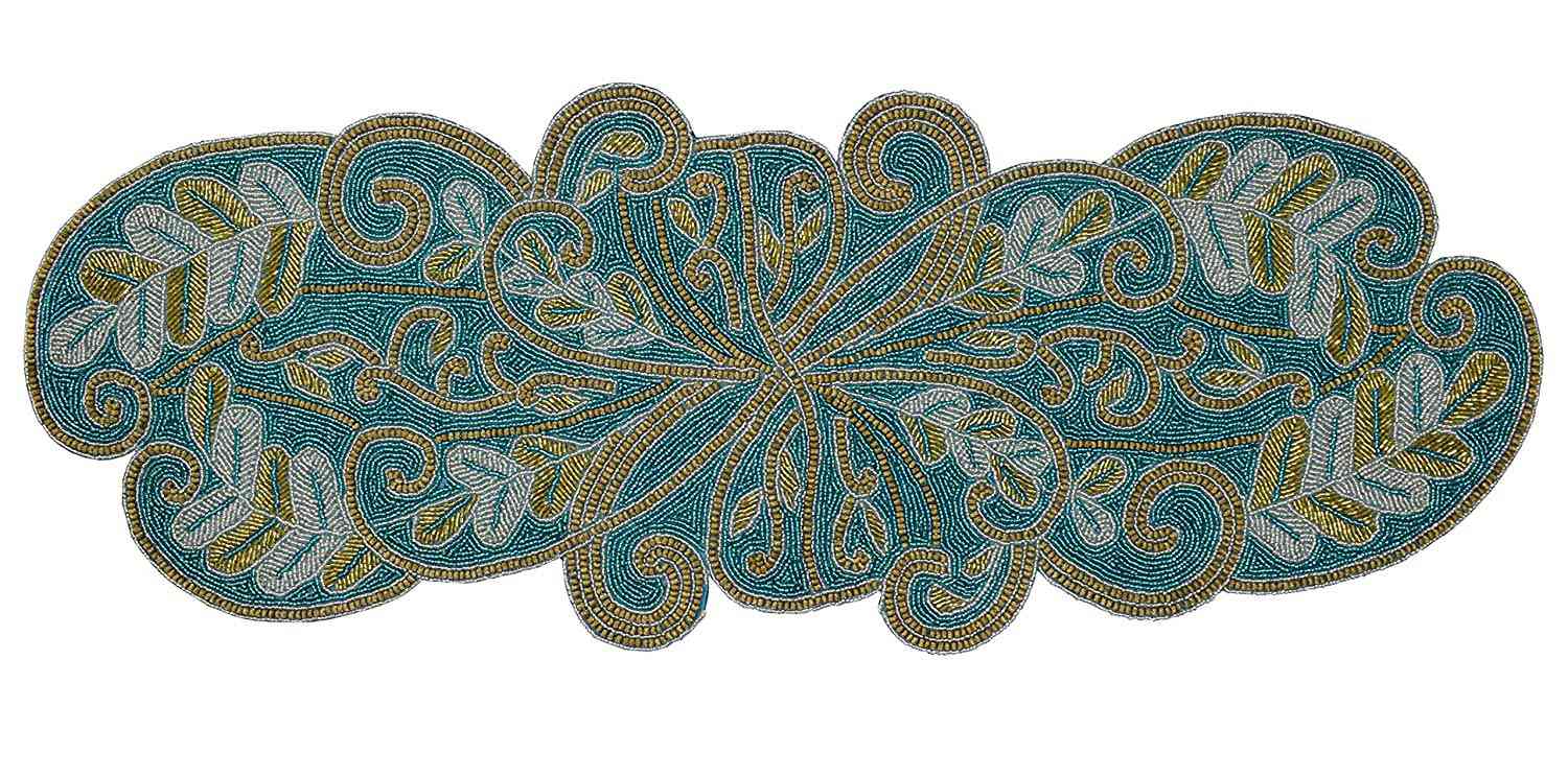 绿松石蓝色和绿色的珠状流苏，具有佩斯利式的花卉图案。