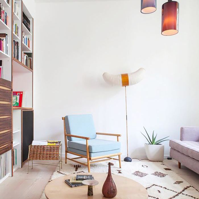 一间配有木质矮茶几生活