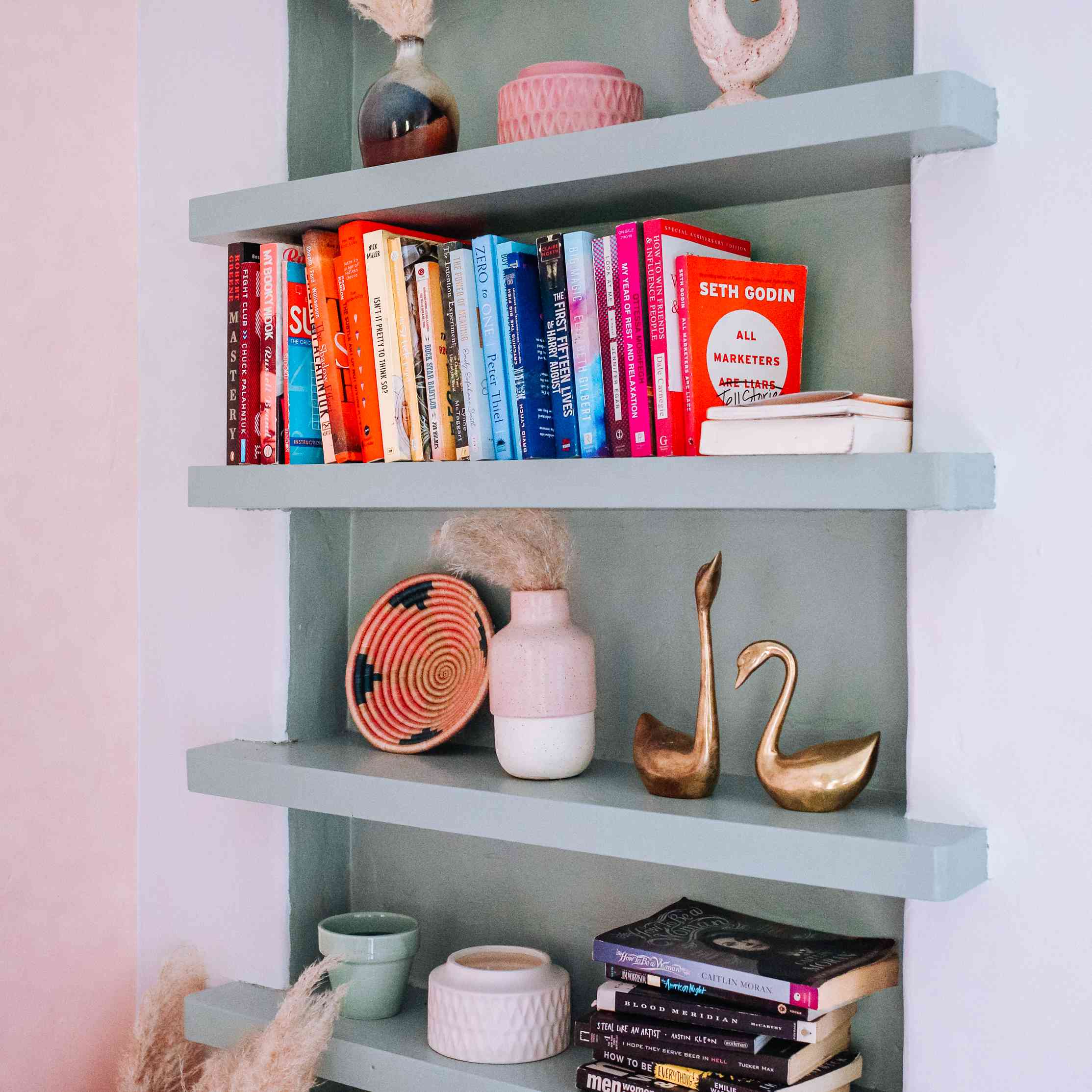 丰富多彩的风格的书架。