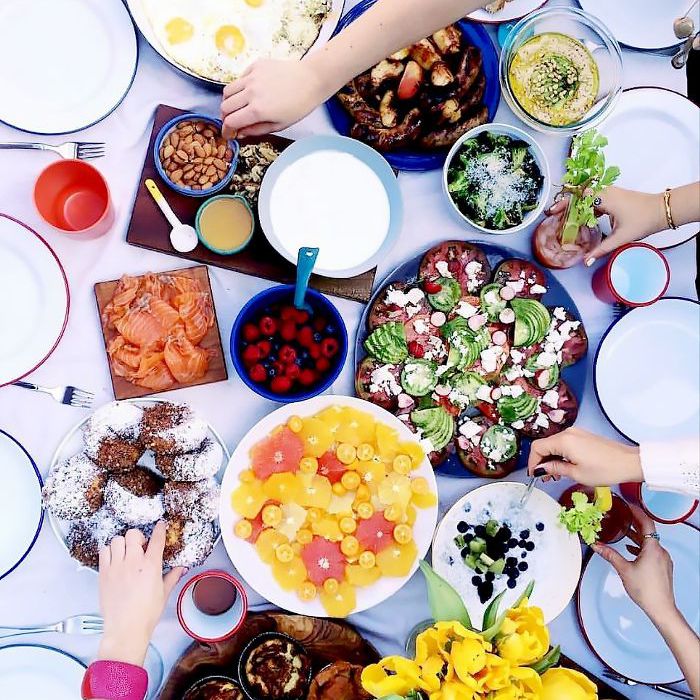 用手去拿各种各样的盘子