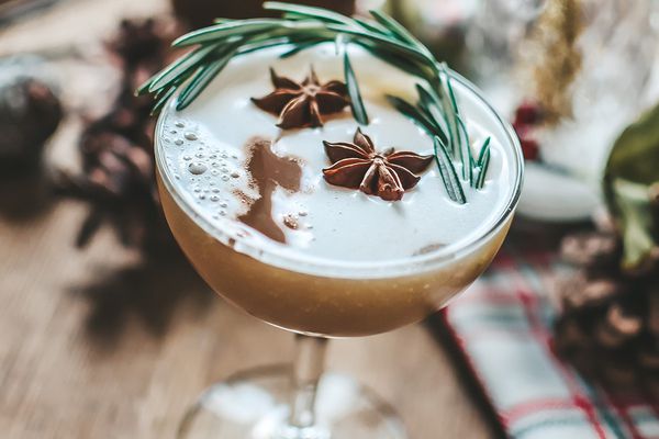 梨威士忌酸在轿跑玻璃与八角和迷迭香装饰。