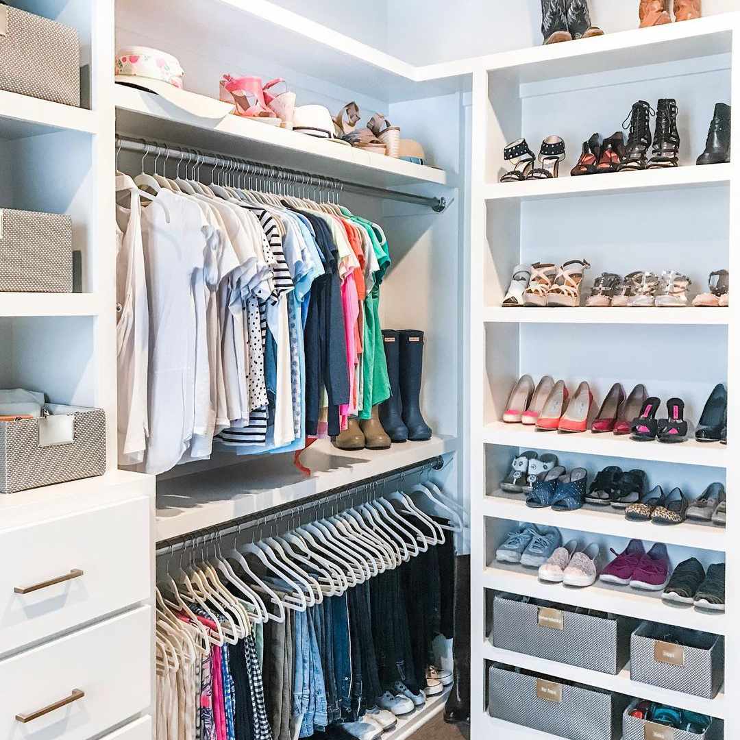 整洁有序的衣柜。