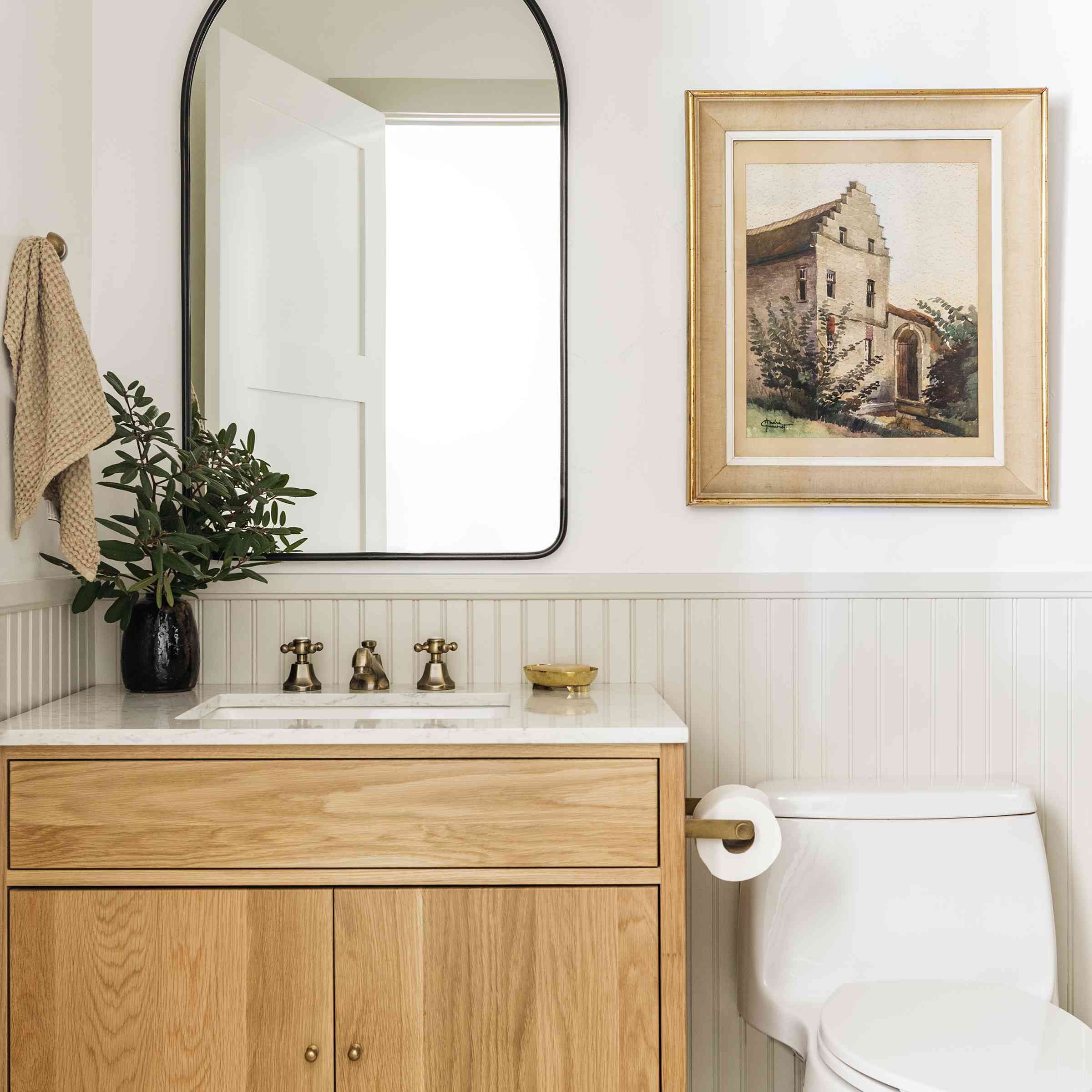 布雷特福肯家庭旅游-浴室与床头板艺术和木制梳妆台