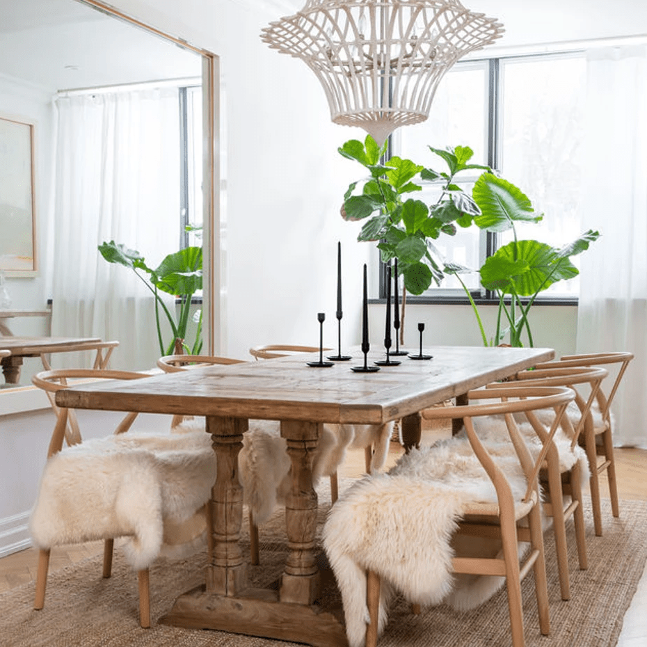 一间配有白色编织枝形吊灯的餐厅，与房间的装饰相辅相成