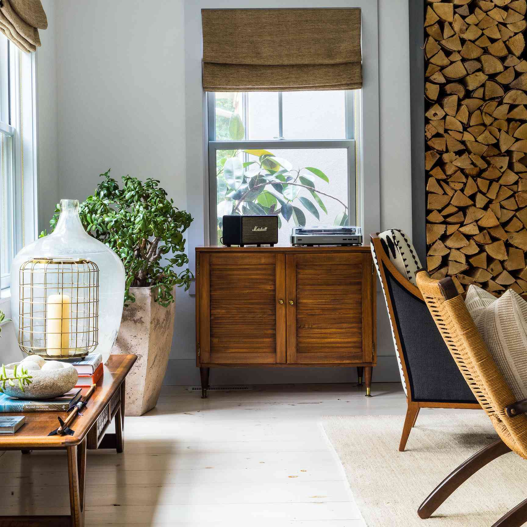 客厅里有一堆木头和木制梳妆台。