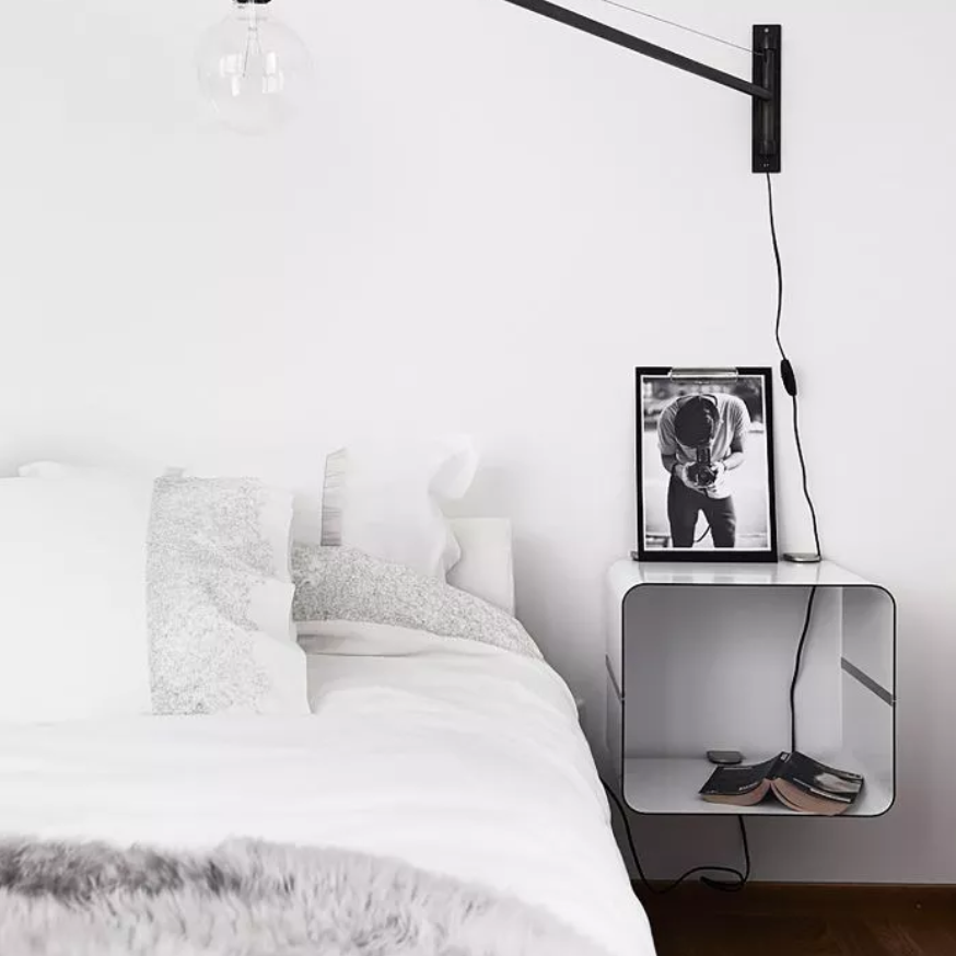 卧室用床头柜上安装