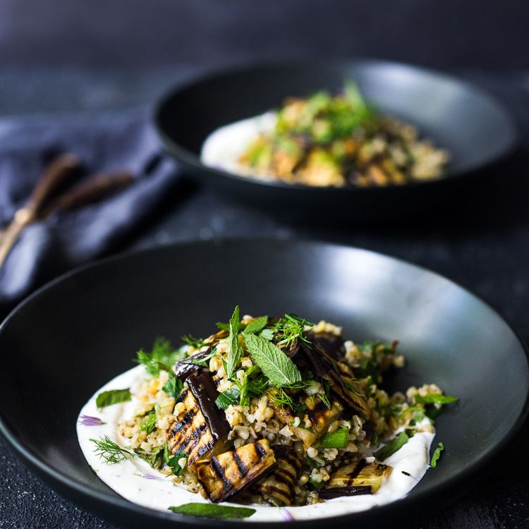 烤茄子沙拉配freekeh和香料酸奶