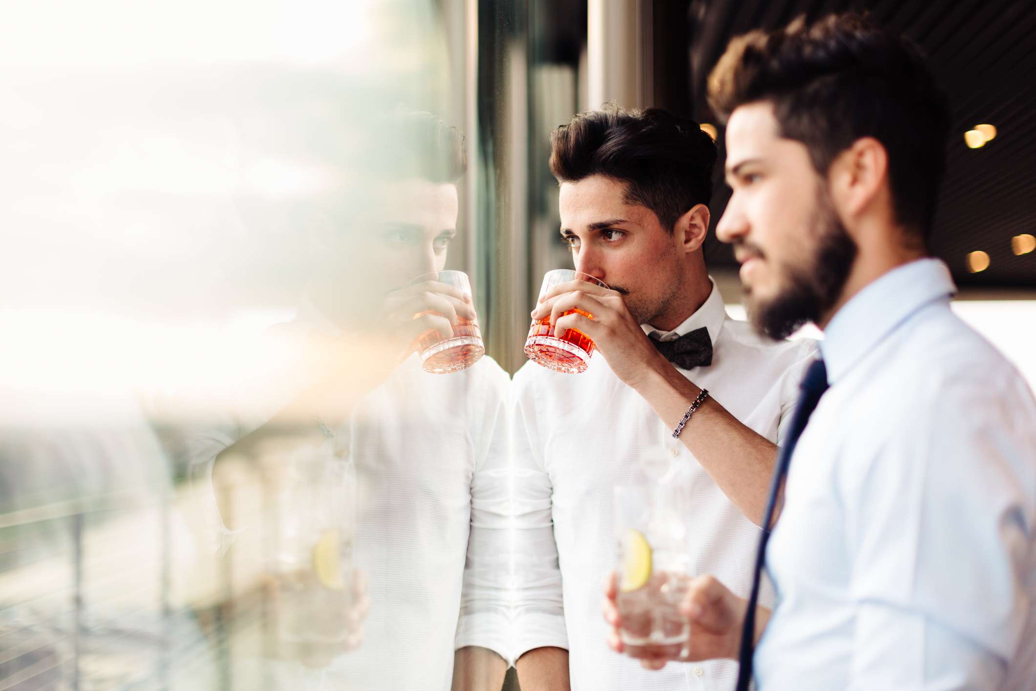 一对情侣盛装在酒店酒吧喝鸡尾酒