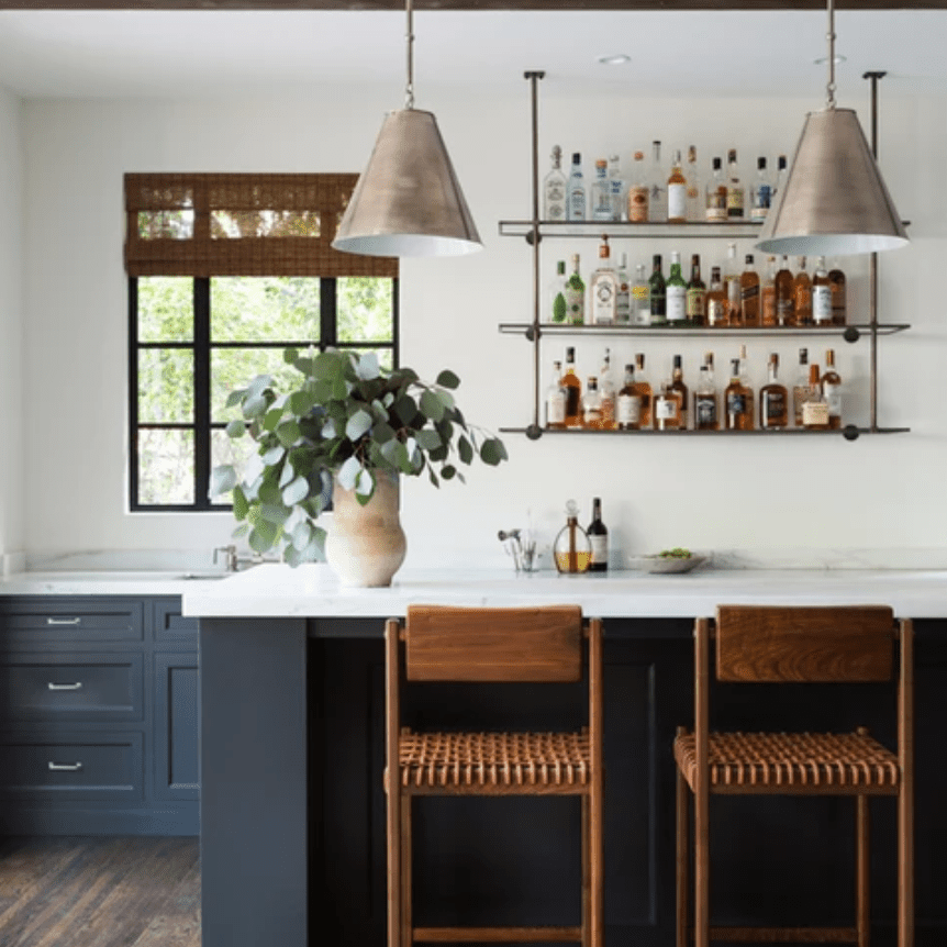 带几个储备的架子的厨房