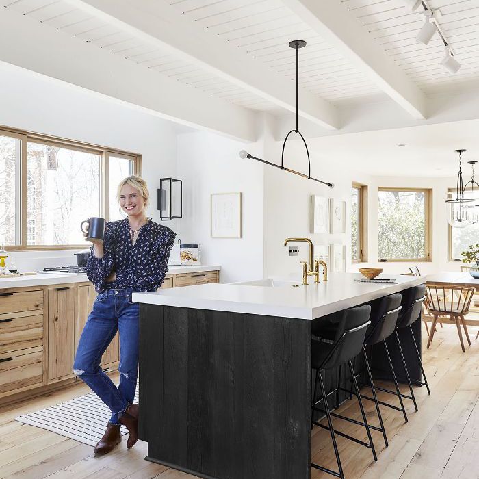 埃米莉·亨德森在她的厨房山