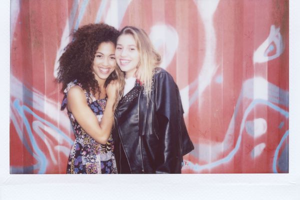 两个朋友拥抱和微笑