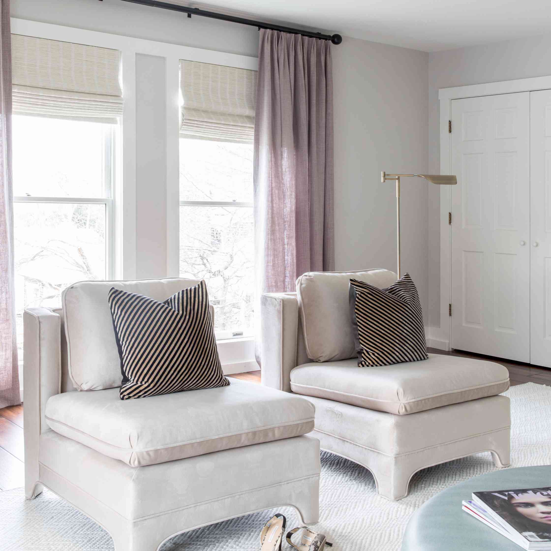 有淡紫色窗帘的房间