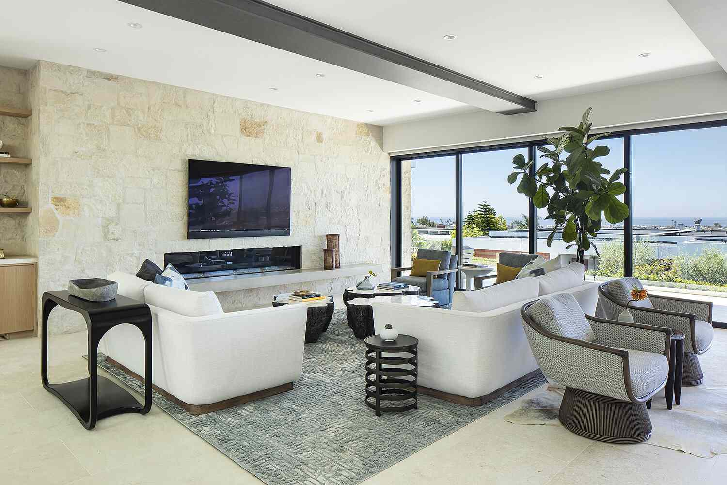 有一个小壁炉的现代房子