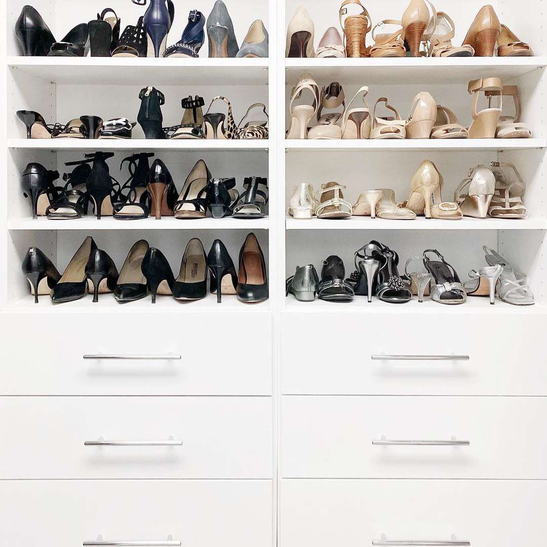 壁橱里整齐的鞋子。