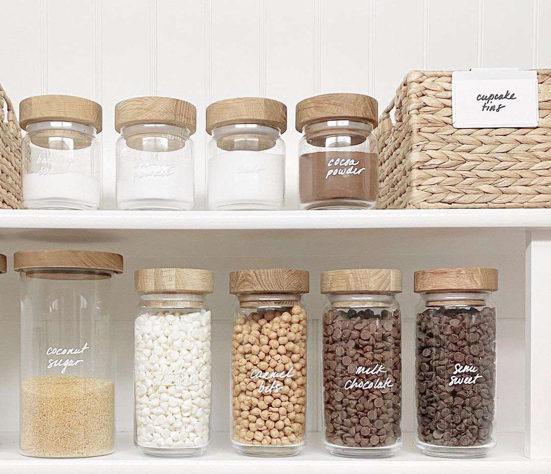 有透明容器的餐具室