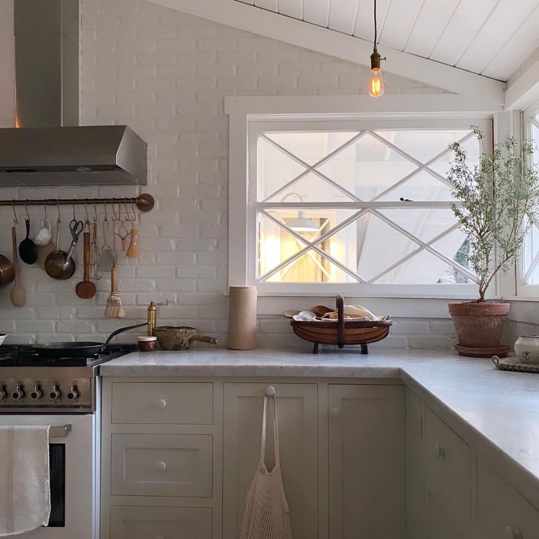 厨房配有倾斜的天花板