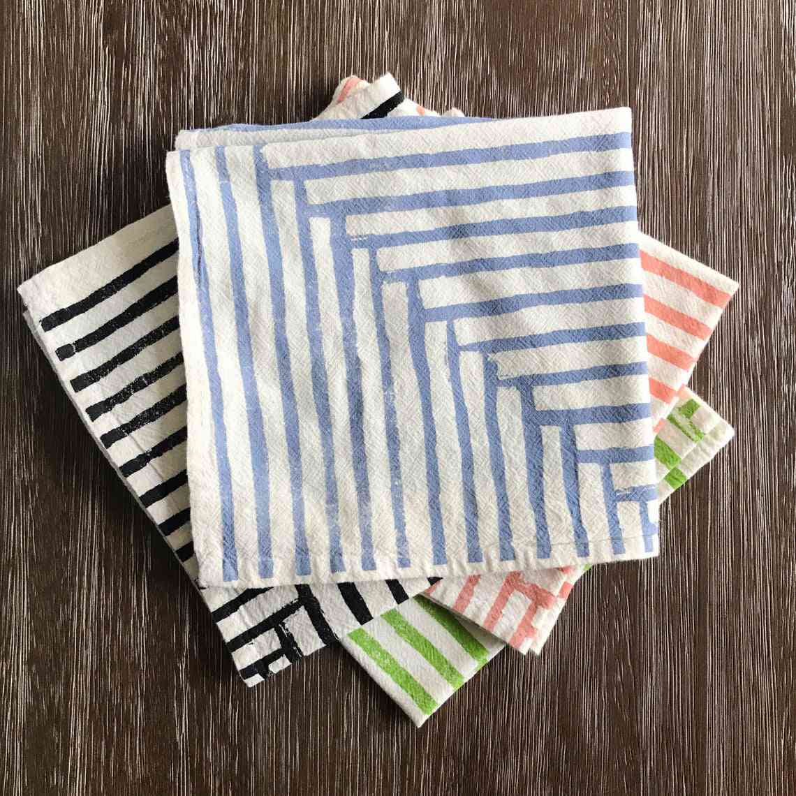 明亮的米色面粉袋布餐巾