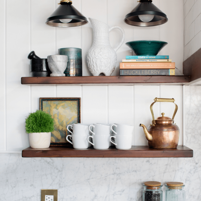 厨房用木制货架和农舍照明夹具