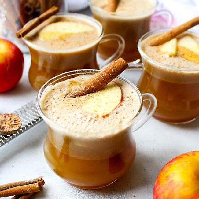 在玻璃咖啡杯热奶油的朗姆酒。