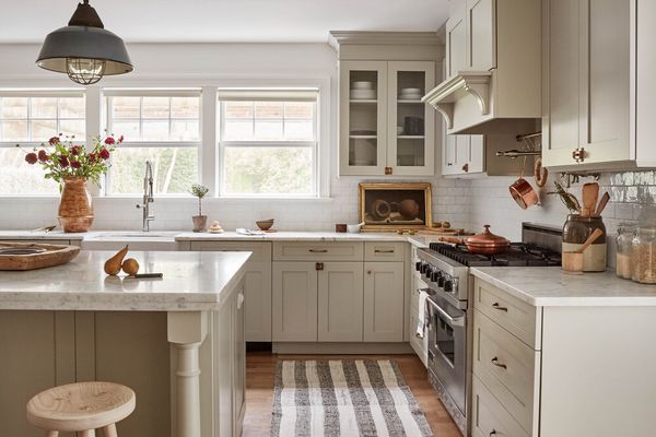 豪华米色农舍厨房，灰色和白色条纹