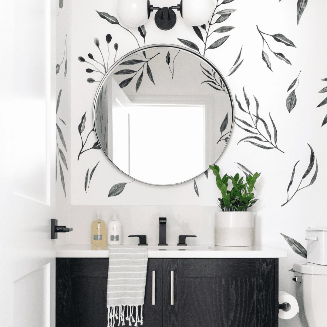 墙壁上有很短的墙纸的浴室