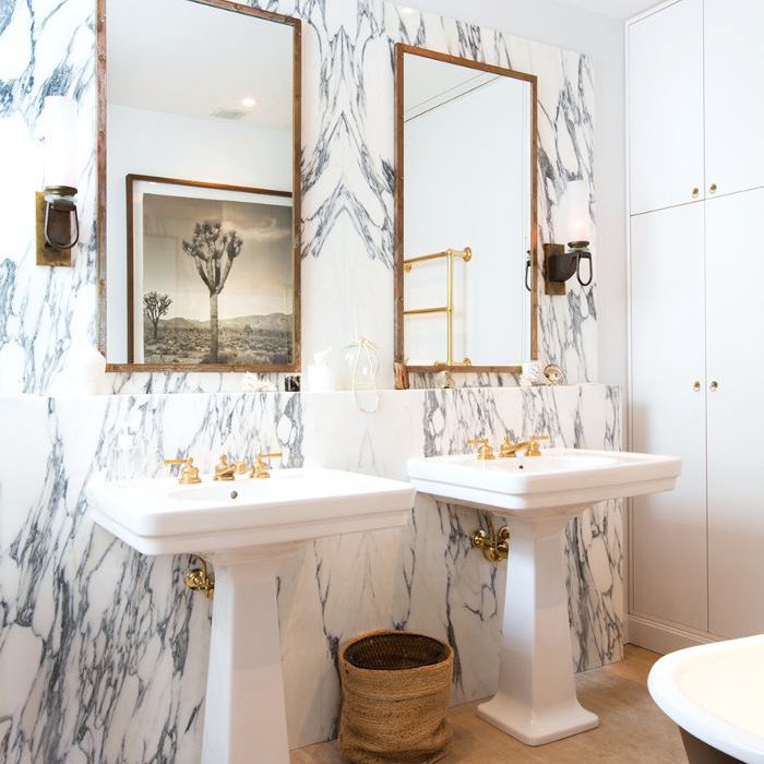 一间雅致的浴室，有两个盥洗池