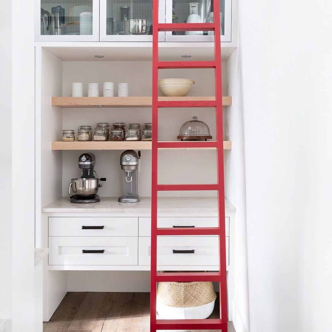 白色食品室与红色梯子