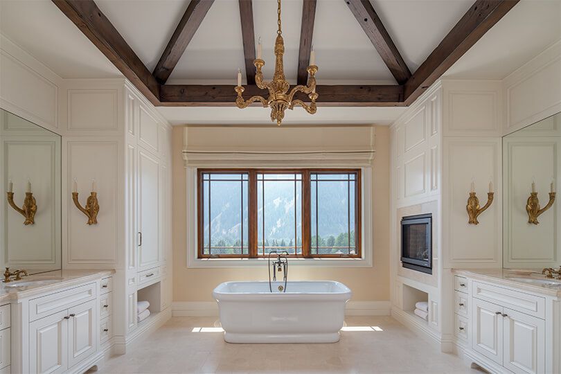 浴室地板到天花板的橱柜