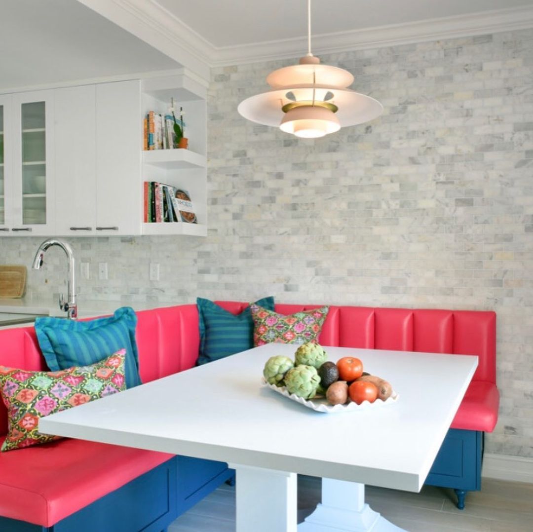 热粉色和蓝色早餐角落