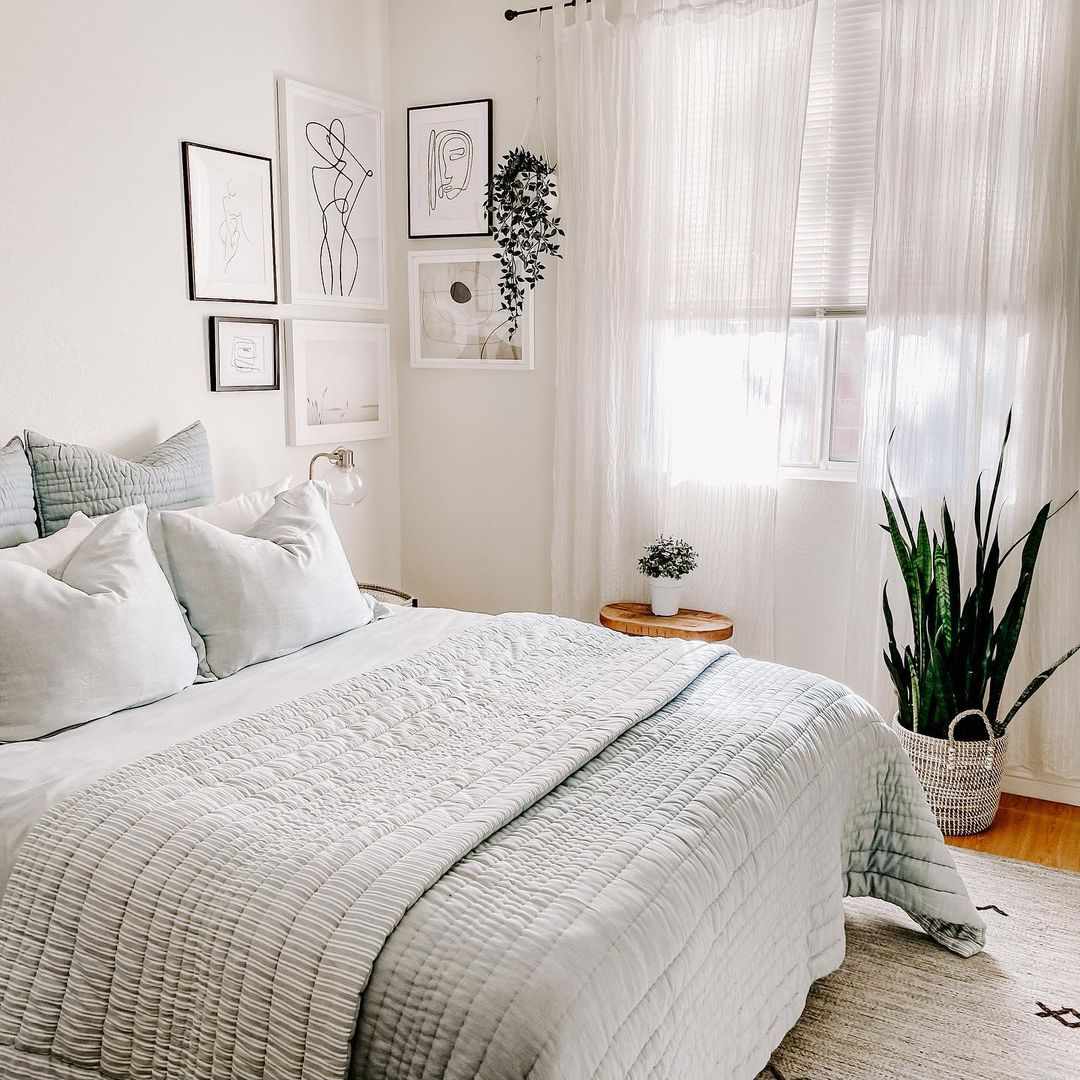 柔软的中性白色卧室有植物。